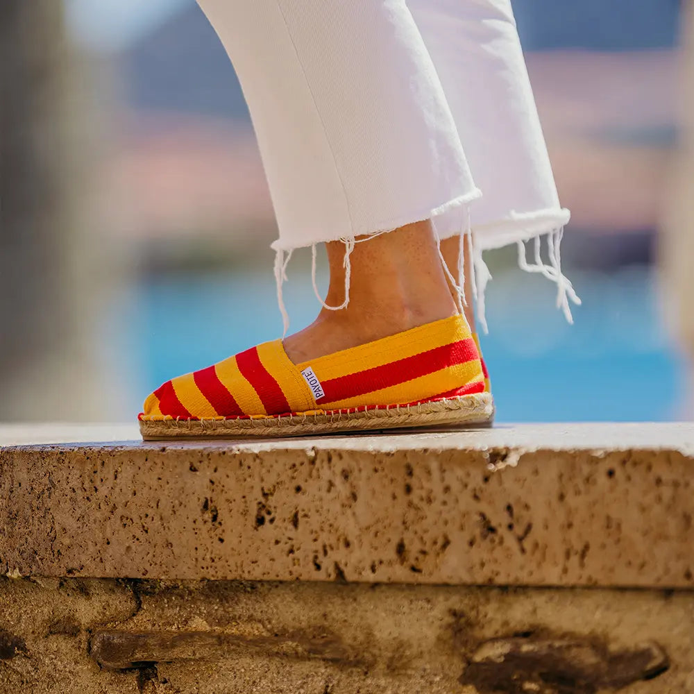 Espadrille rayée rouge et jaune portée en ville