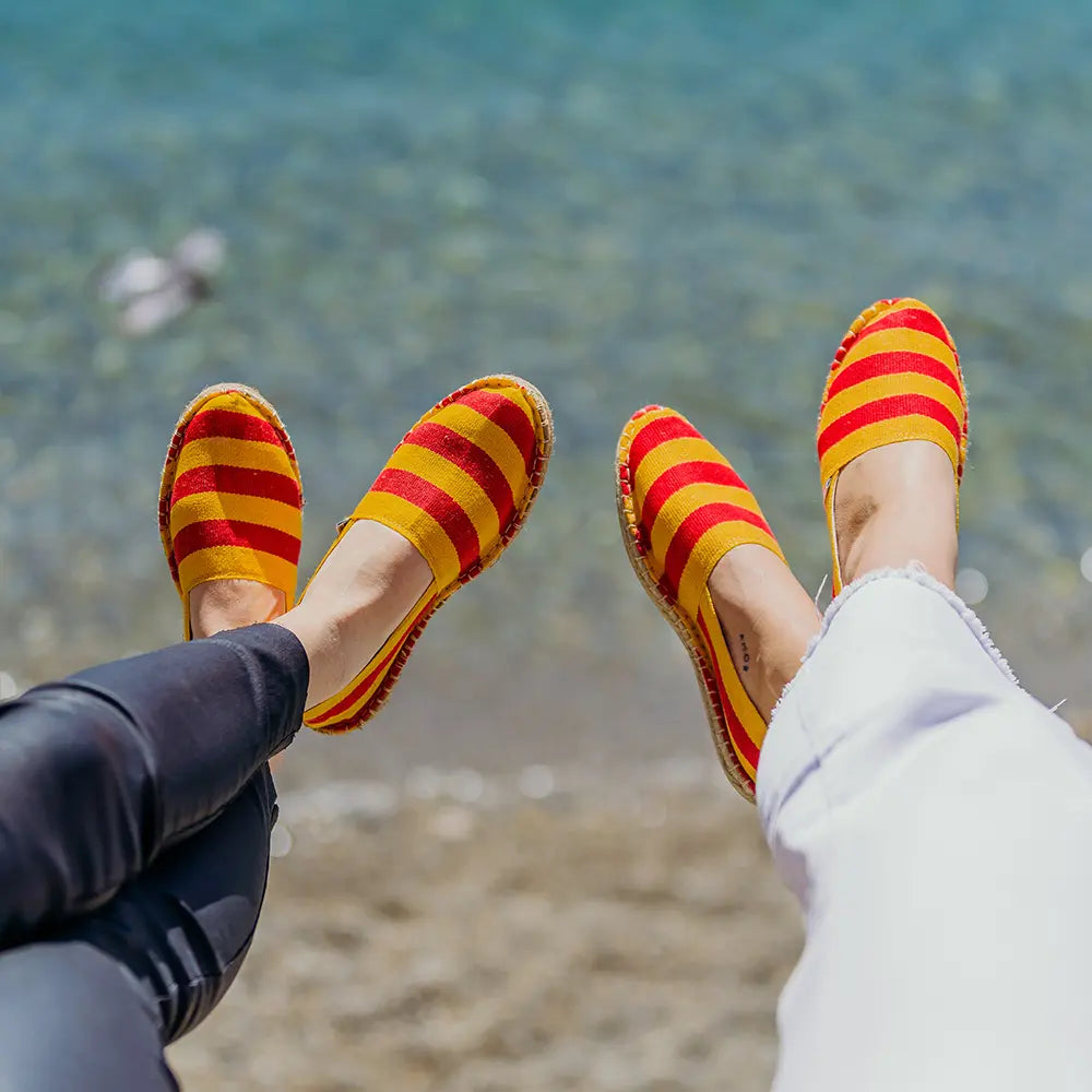 Deux paires d'espadrilles rayée rouge et jaune