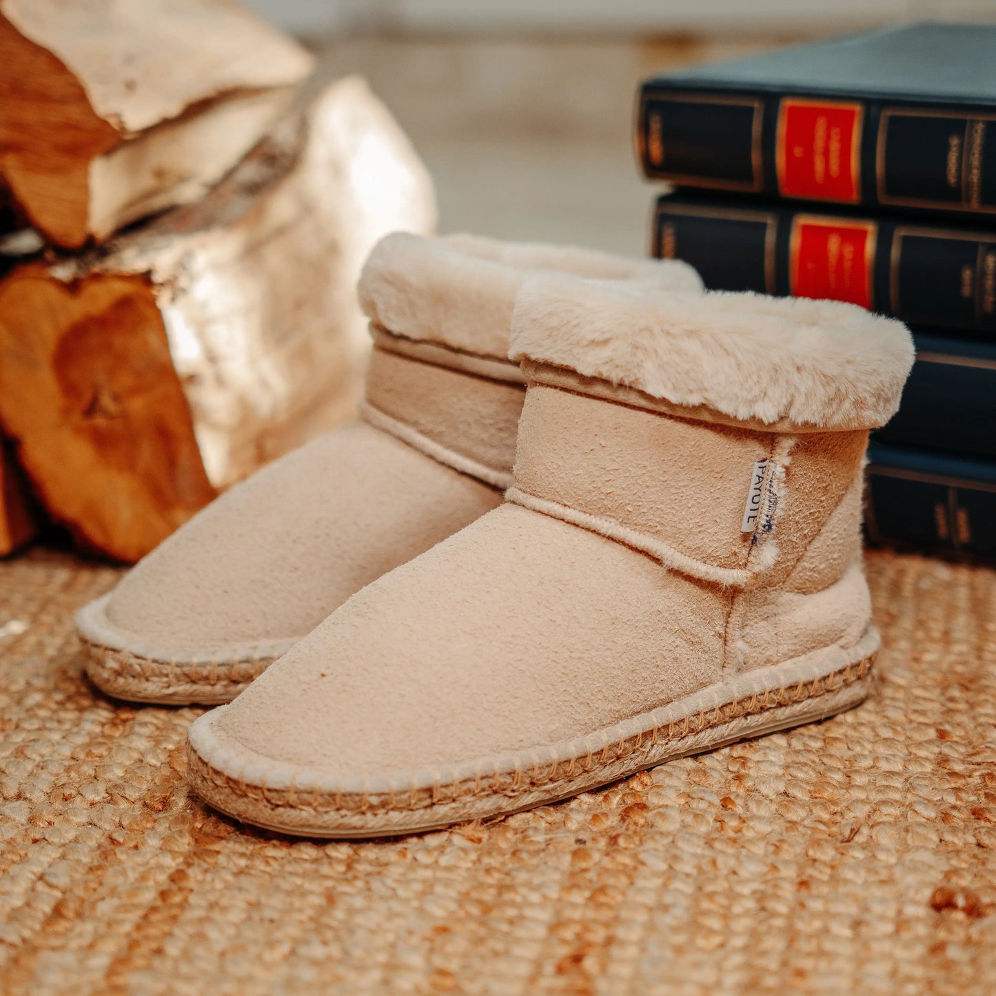 Les chaussons montant fourrés sont fourrés en polaire