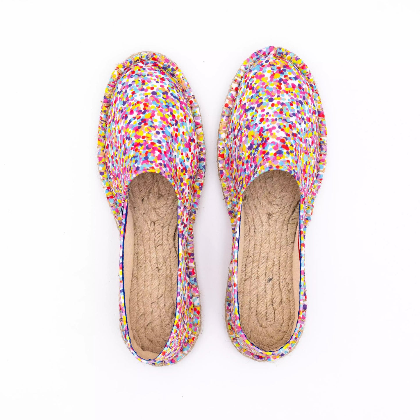 Vue de haut de l'espadrille petits pois multicolores