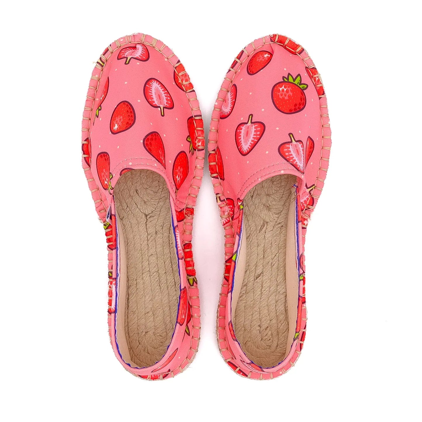Vue de haut de l'espadrillle imprimée fraises made in France