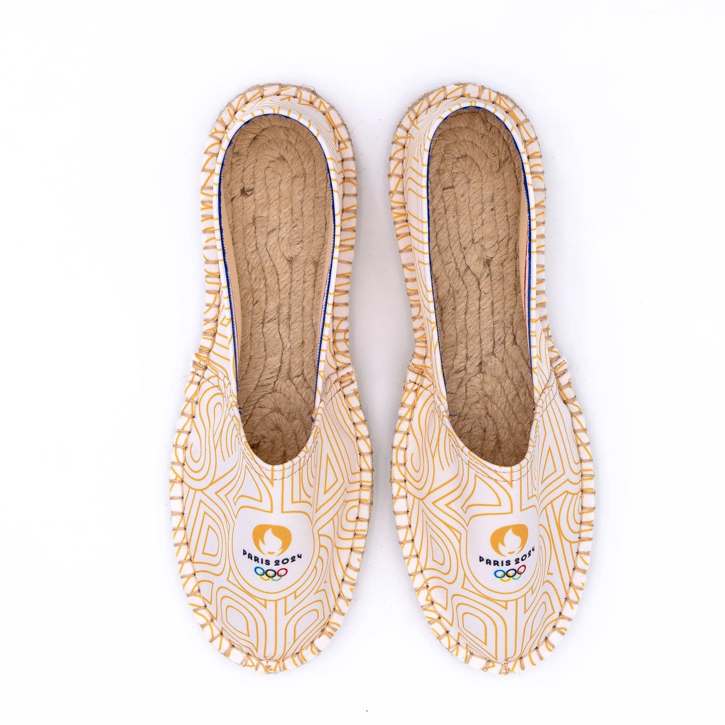 Vue de haut de l'espadrille beige Paris 2024