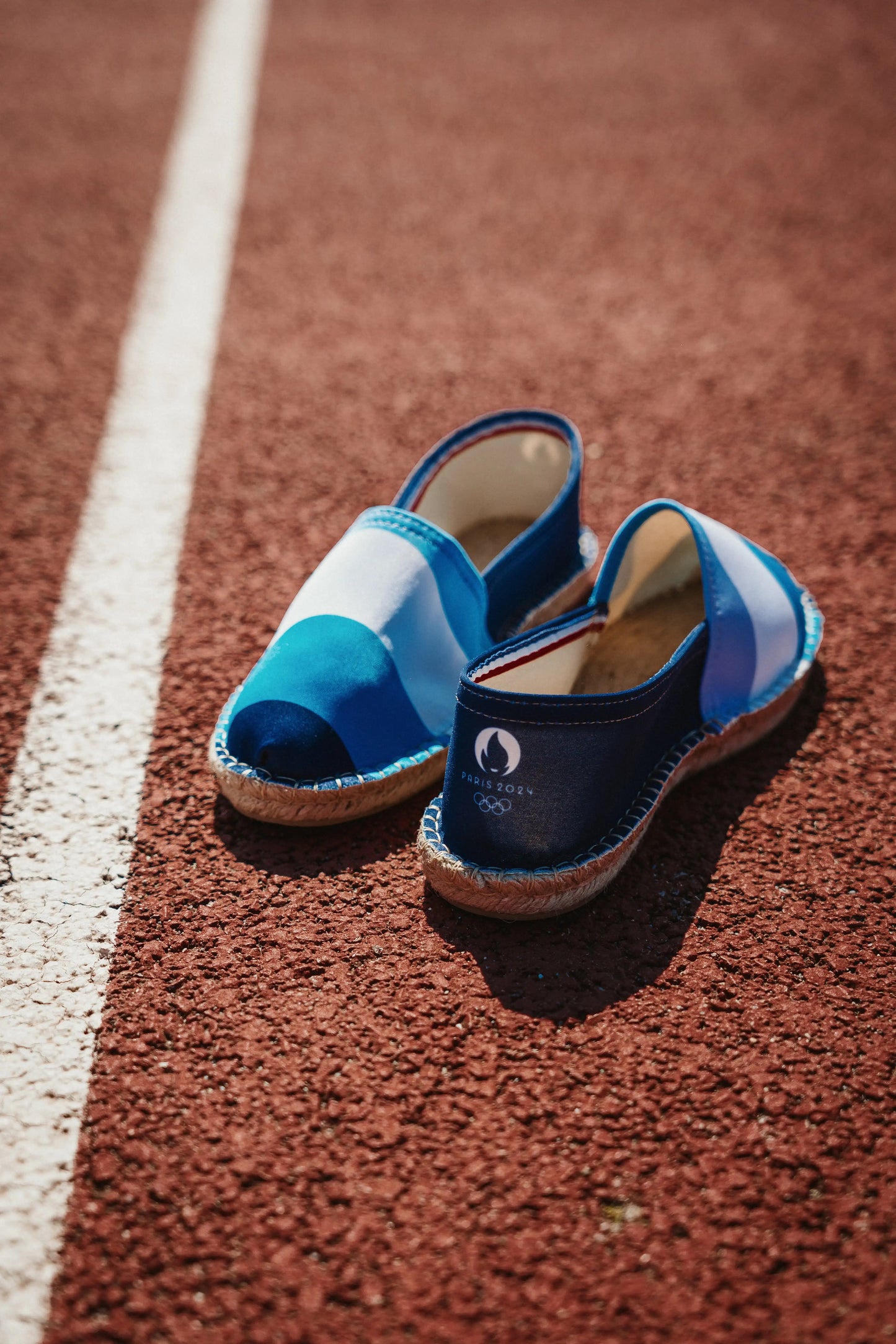 Portez l'espadrille Paris 2024 rayée bleu, marine et blanc