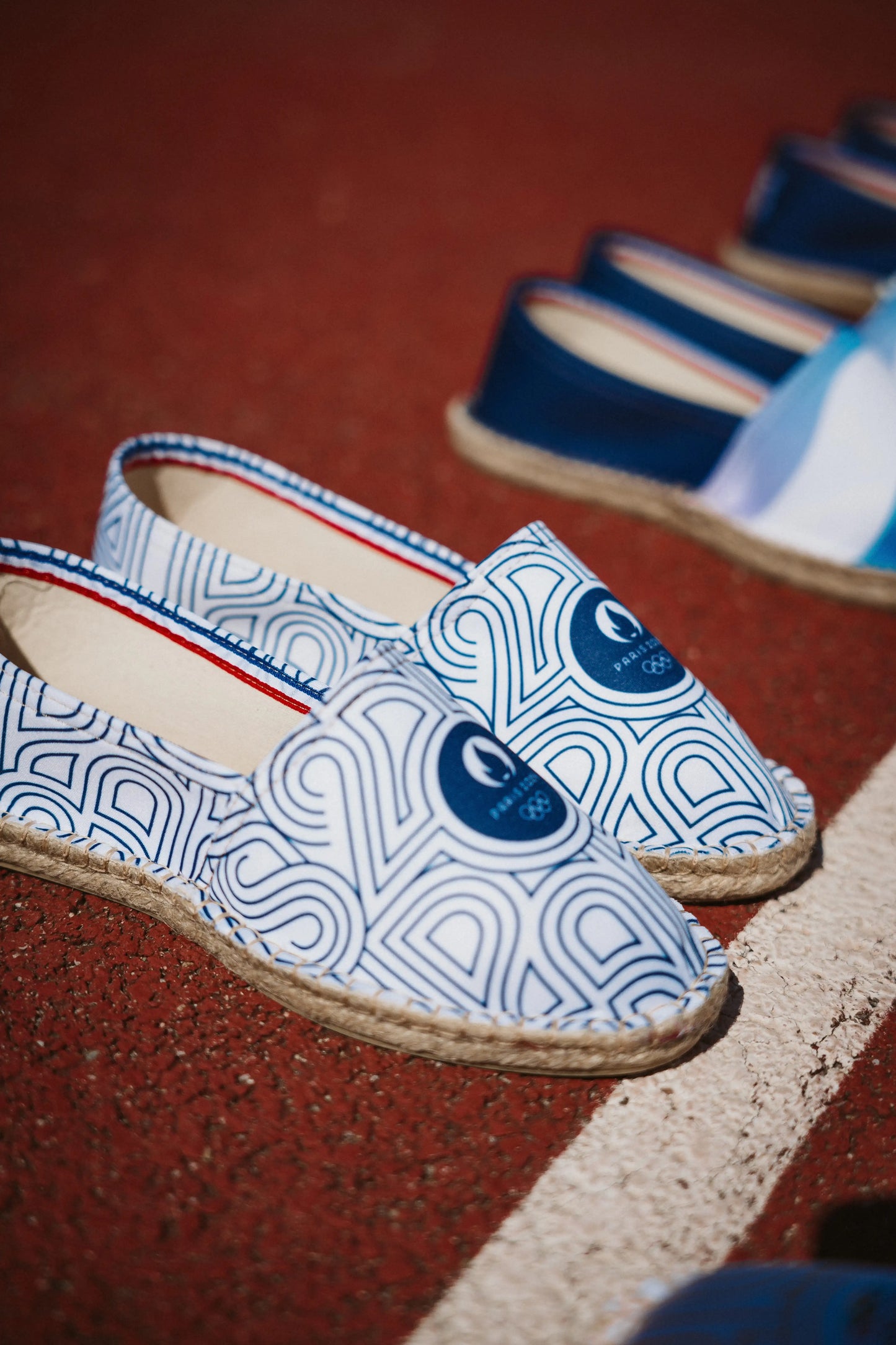 L'espadrille JO Paris 2024 blanche et bleue vous accompagnera tout l'été