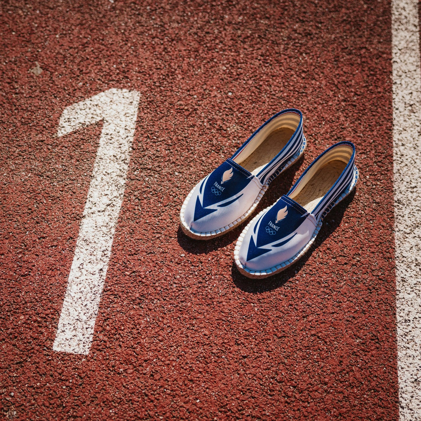 L'espadrille JO Paris 2024 imprimée flamme olympique vous offre l'esprit des Jeux sans faux pas