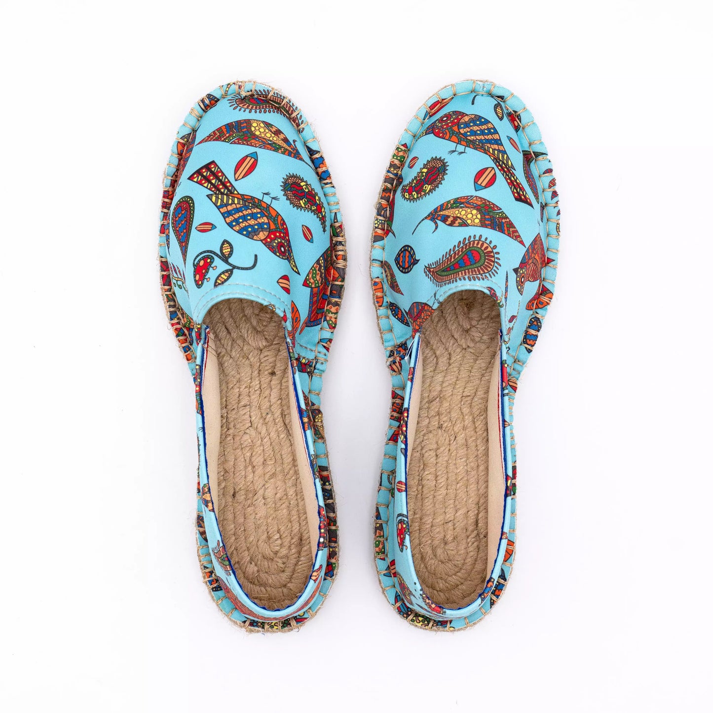 Vue de haut de l'espadrille bleu turquoise imprimée oiseaux