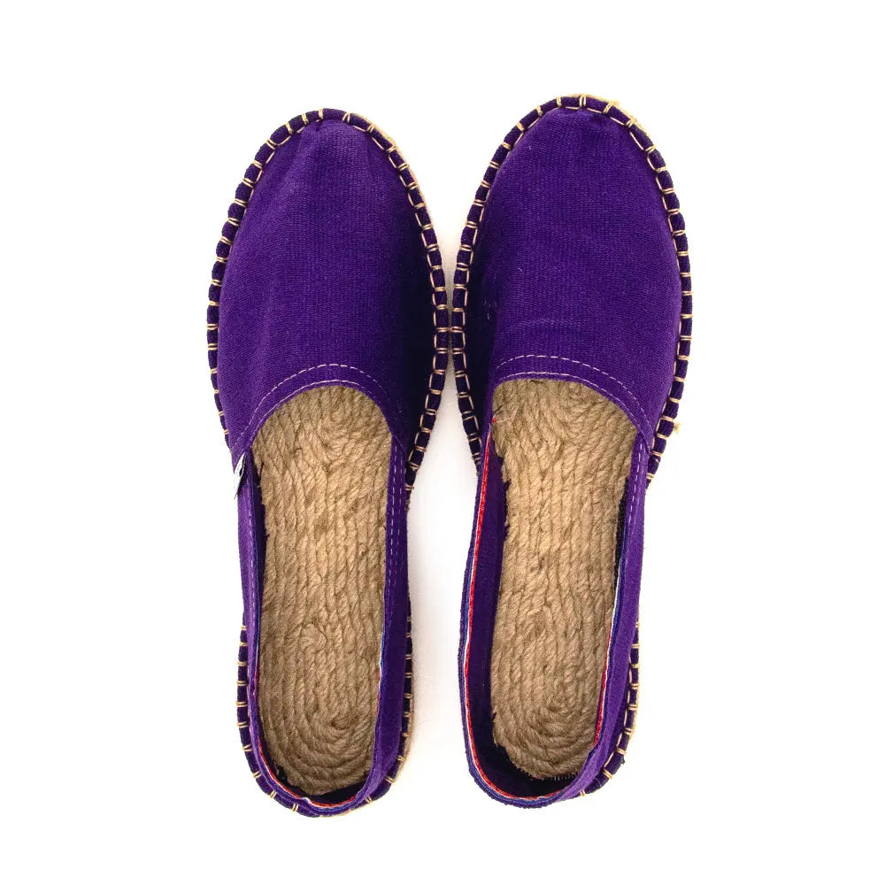 Vue de haut de l'espadrille violette