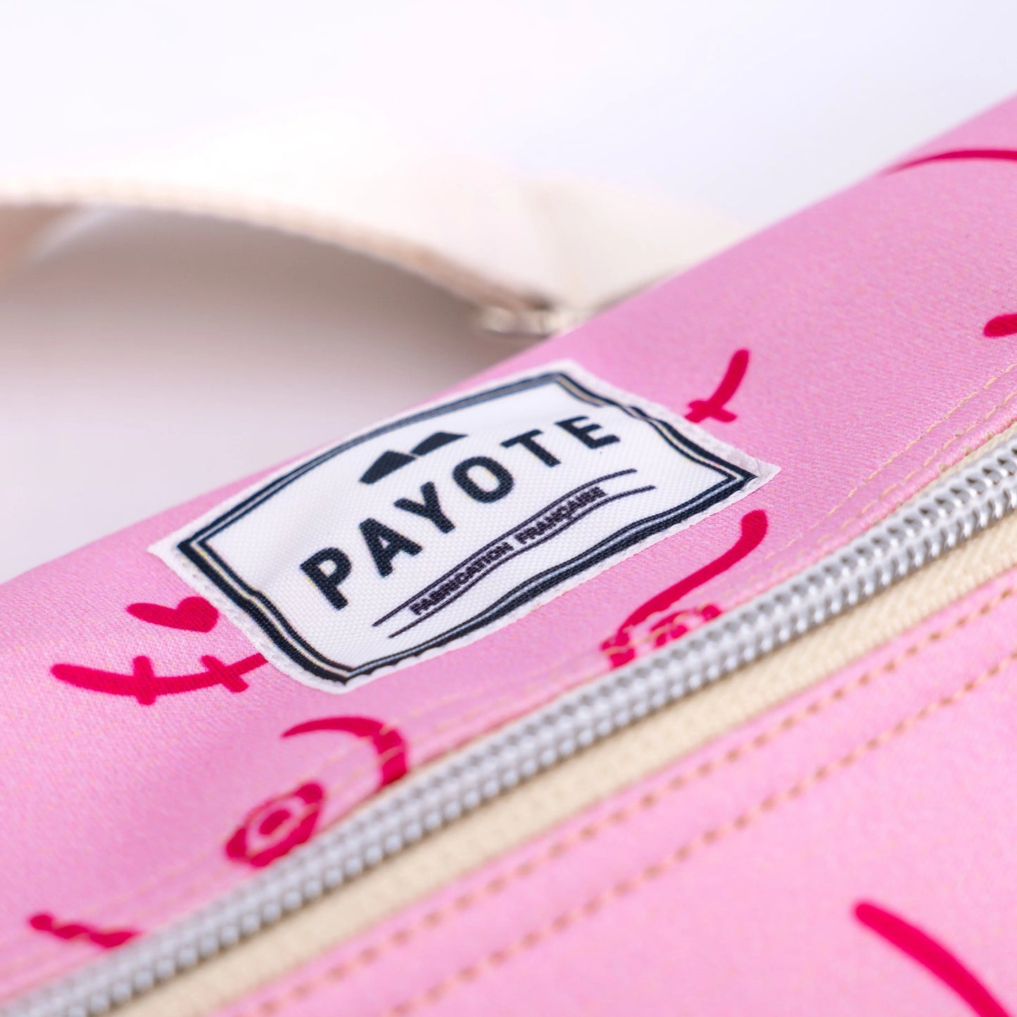 Zoom étiquette sac banane octobre rose