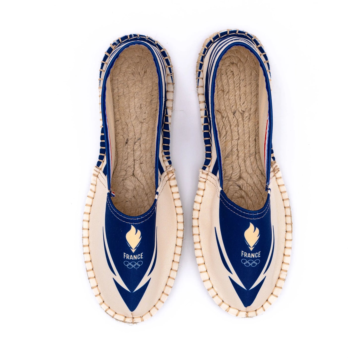 Vue de haut de l'espadrille JO Paris 2024 imprimée flamme olympique