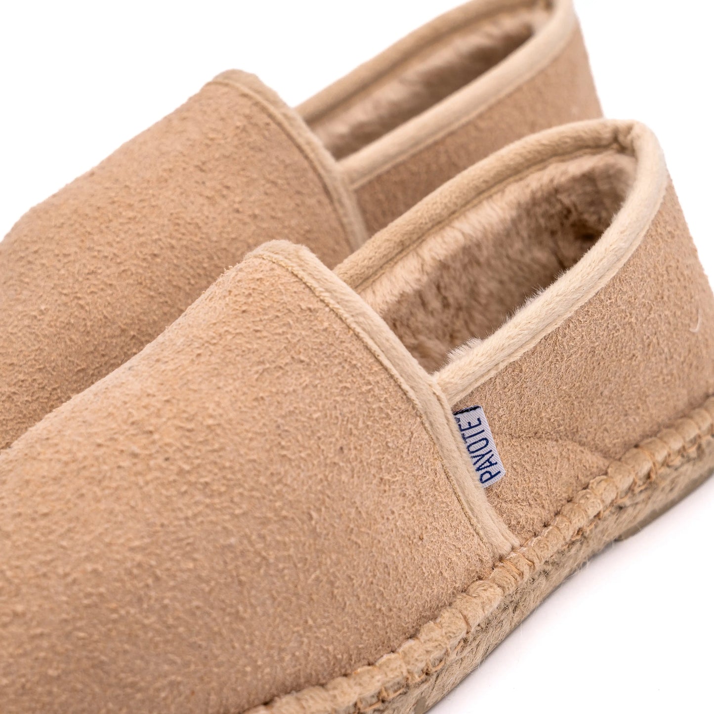 L'intérieur du chausson espadrille beige est fourré en polaire