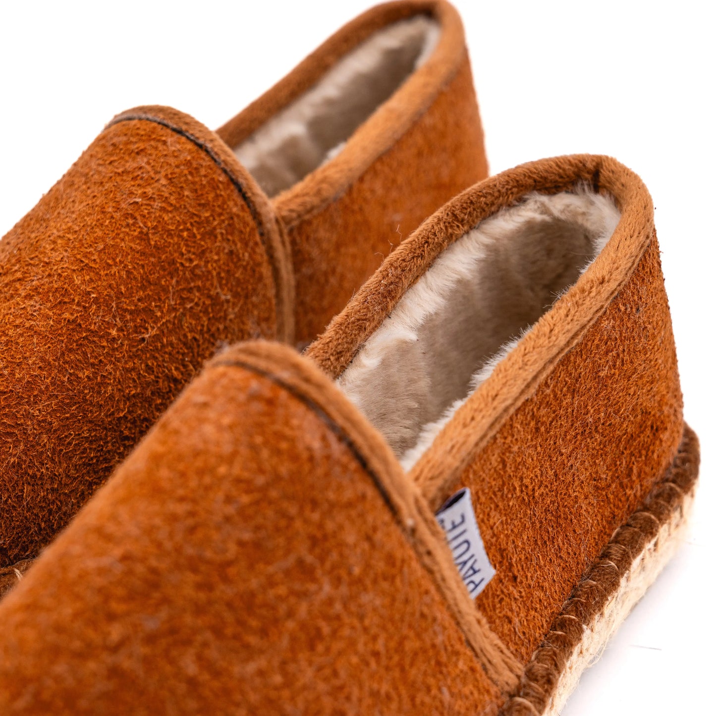 Le chausson espadrille marron cognac est fourré en polaire réconfortante