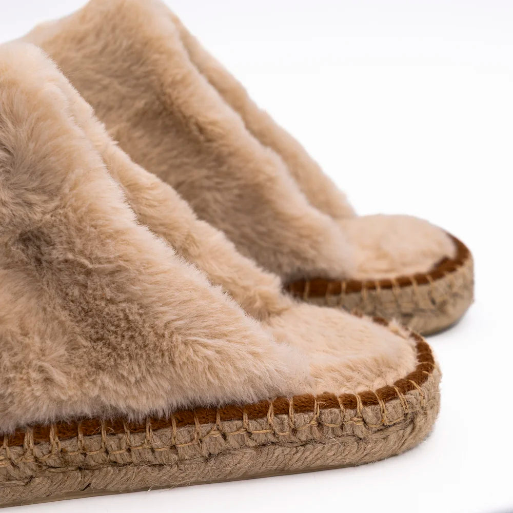 Ces mules sont entièrement fourrées en polaire écrue