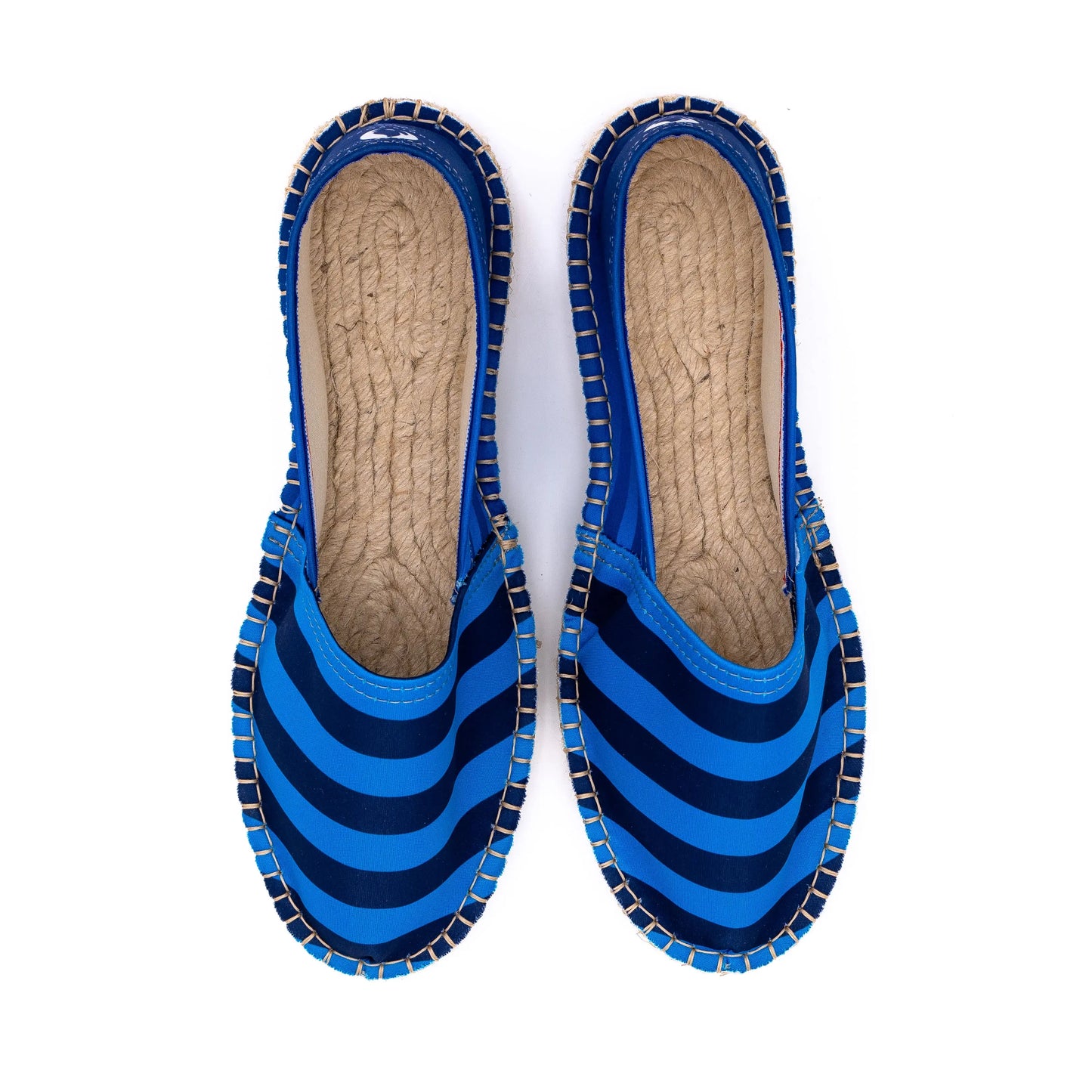 Vue de haut de l'espadrille marinière bleue Paris 2024