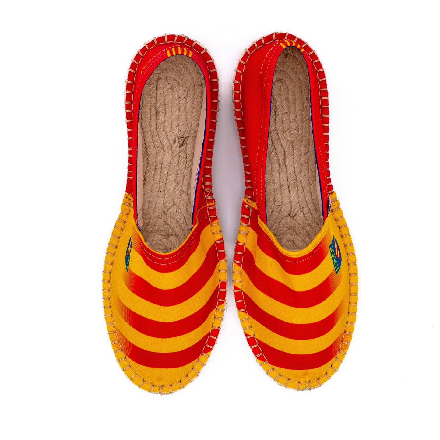Vue de haut de l'espadrille USAP rouge et jaune