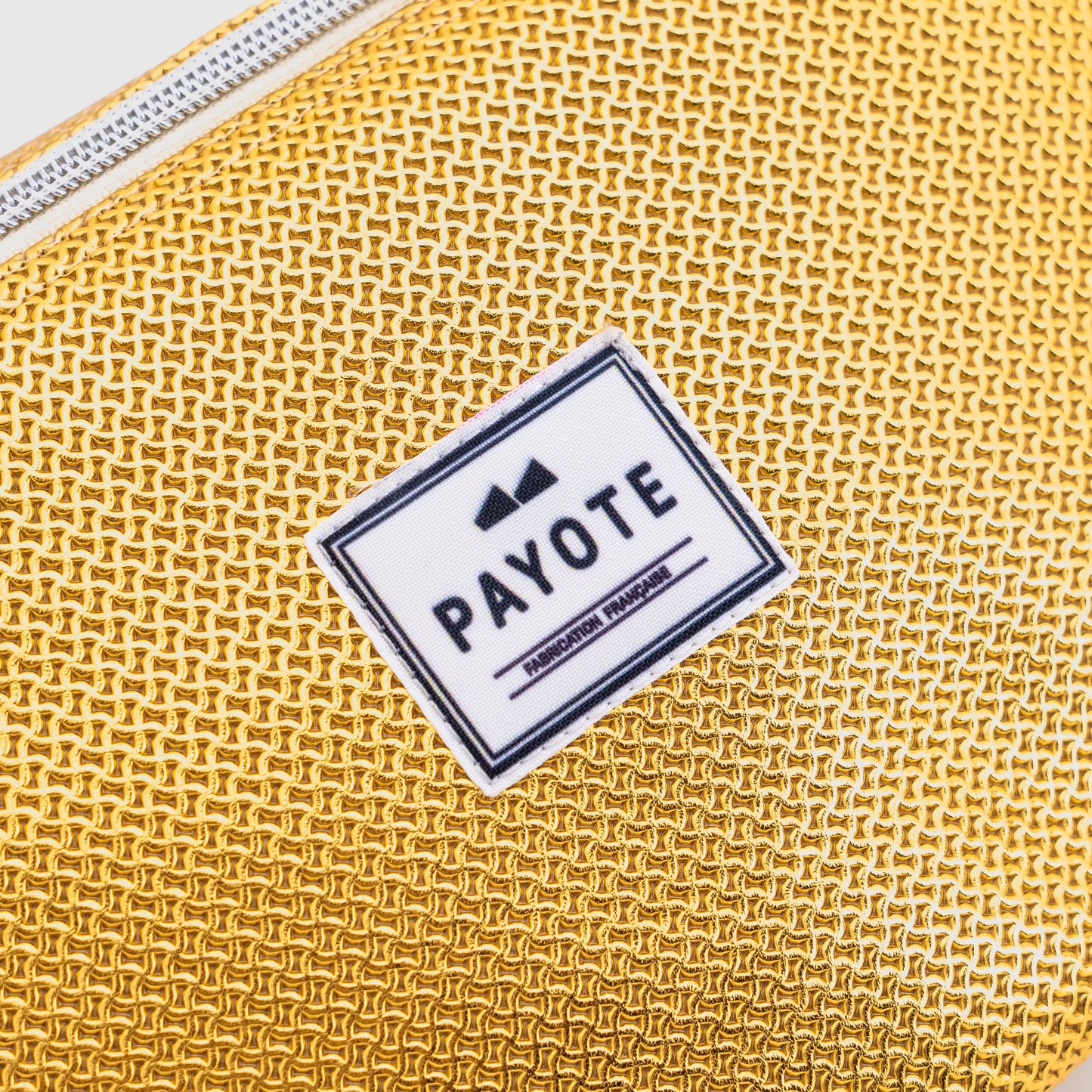 Zoom sur l'étiquette du sac banane doré made in France