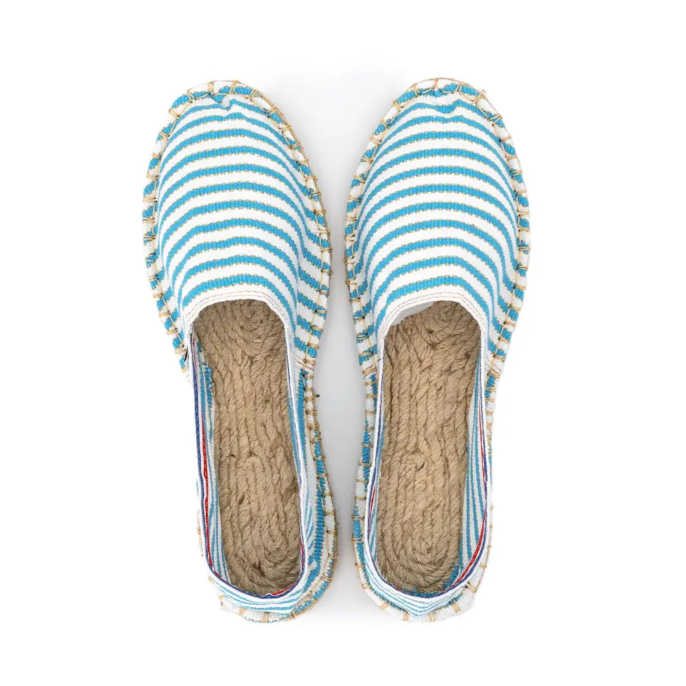 Vue de haut de l'espadrille blanche rayée turquoise