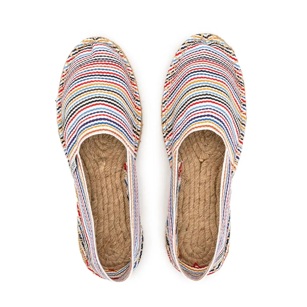 Vue de haut de l'espadrille rayée multicolore