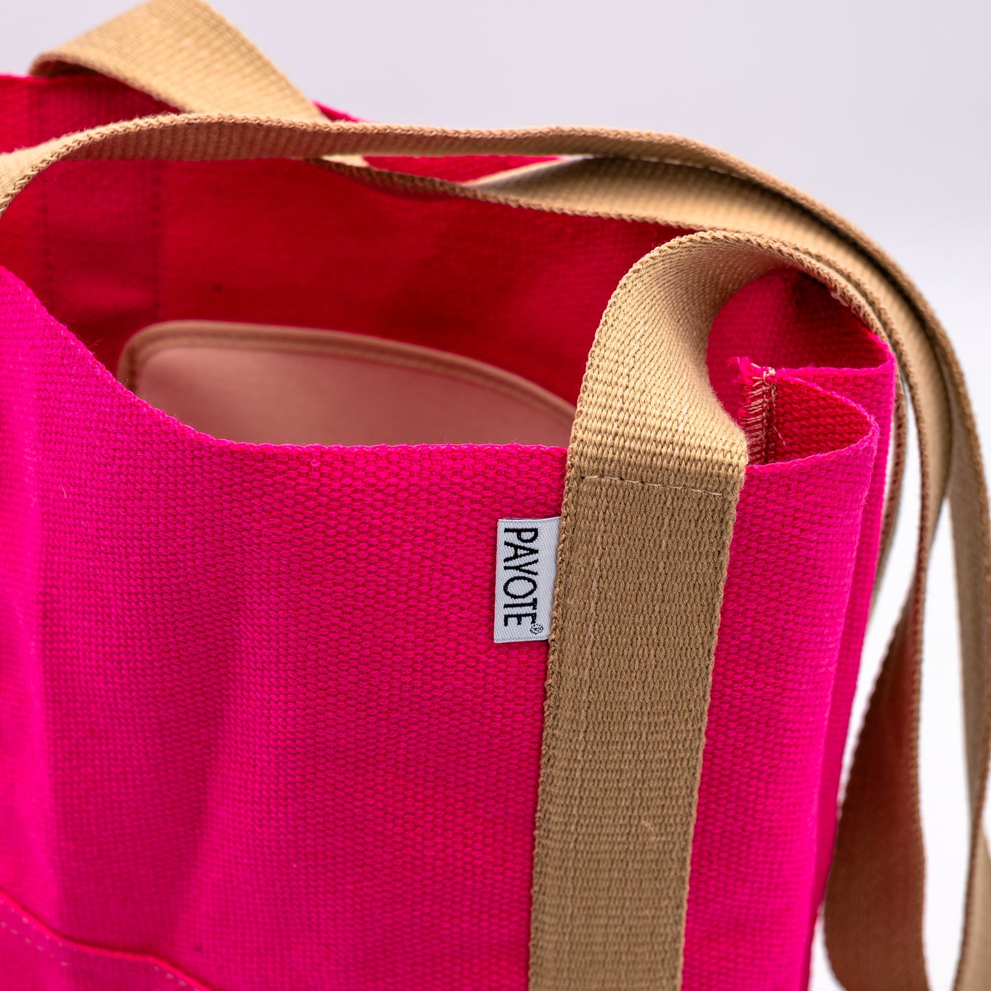 Zoom sur le sac espadrille rose fuchsia