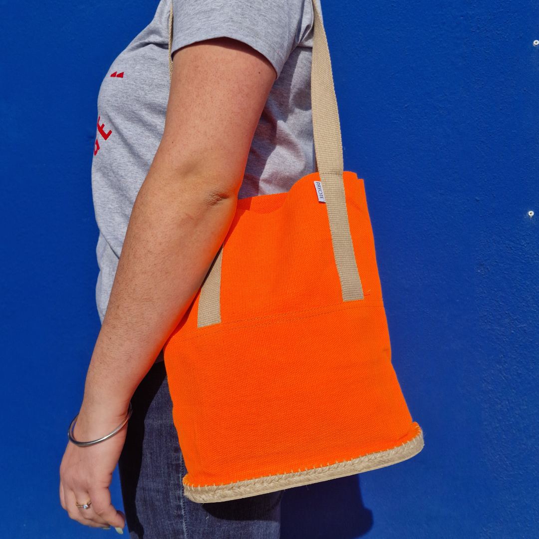 sac espadrille orange fluo porté