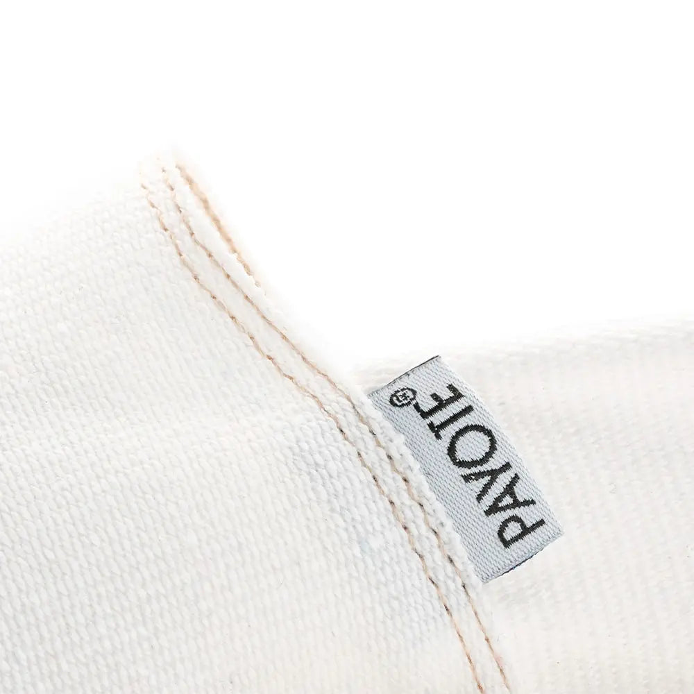Zoom sur l'étiquette de l'espadrille blanche