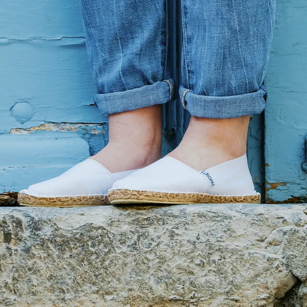 Vue portée de l'espadrille blanche