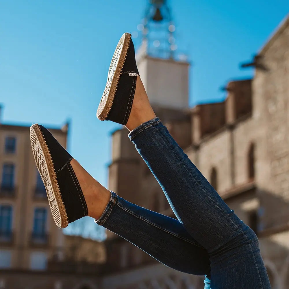 L'espadrille bleu marine portée en ville