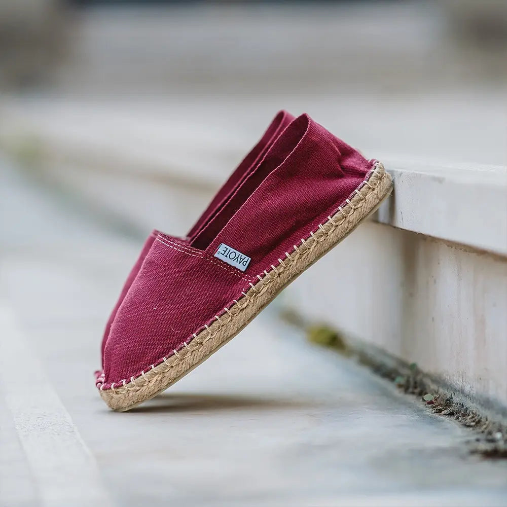 Vue latérale de l'espadrille bordeaux