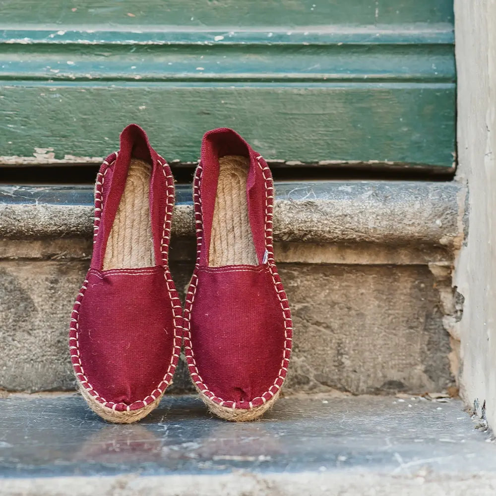 Vue de face de l'espadrille bordeaux