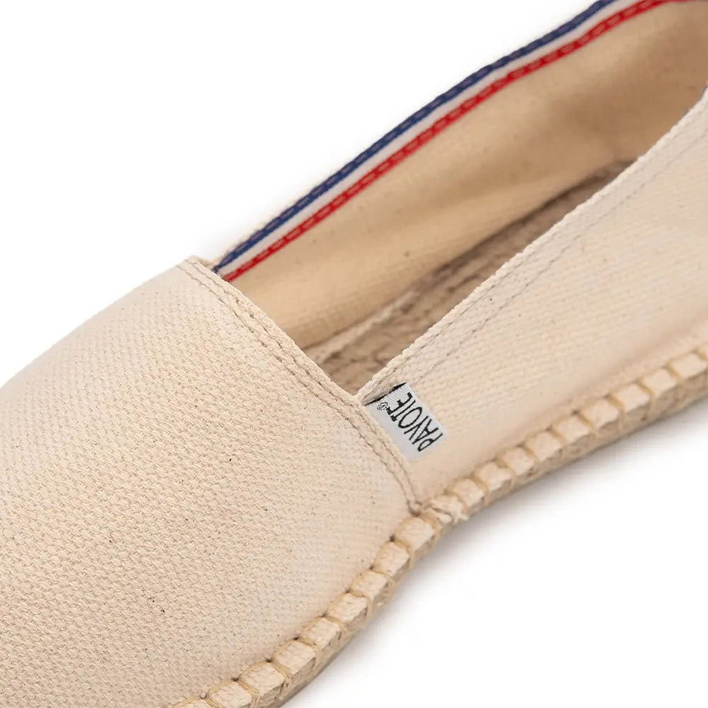 Vue latérale de l'espadrille beige