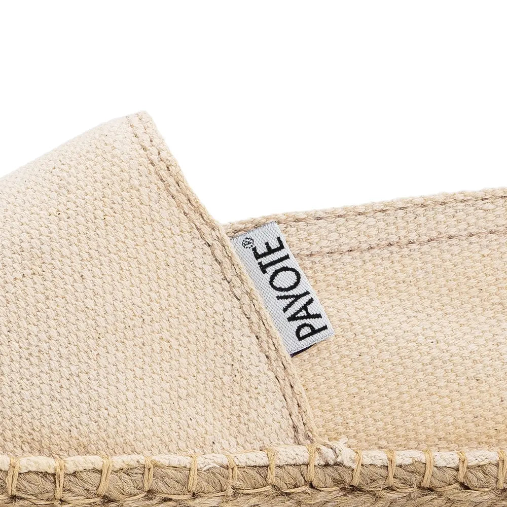 Zoom sur l'étiquette de l'espadrille beige