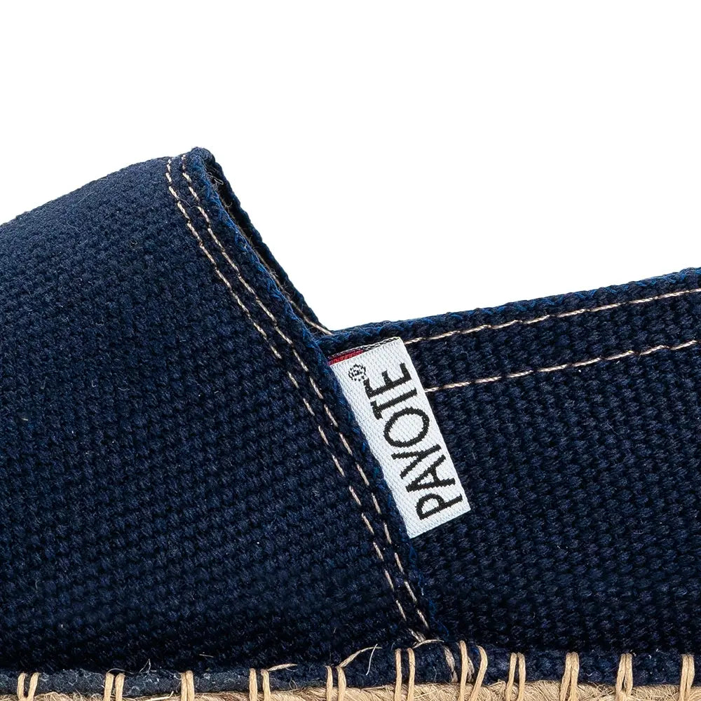 Zoom sur l'étiquette de l'espadrille bleu marine
