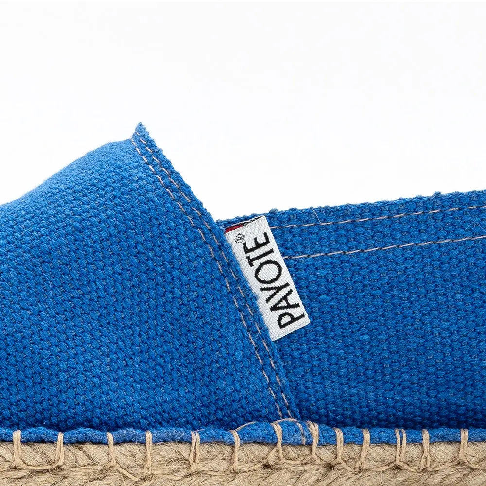 Zoom sur l'espadrille bleu roi