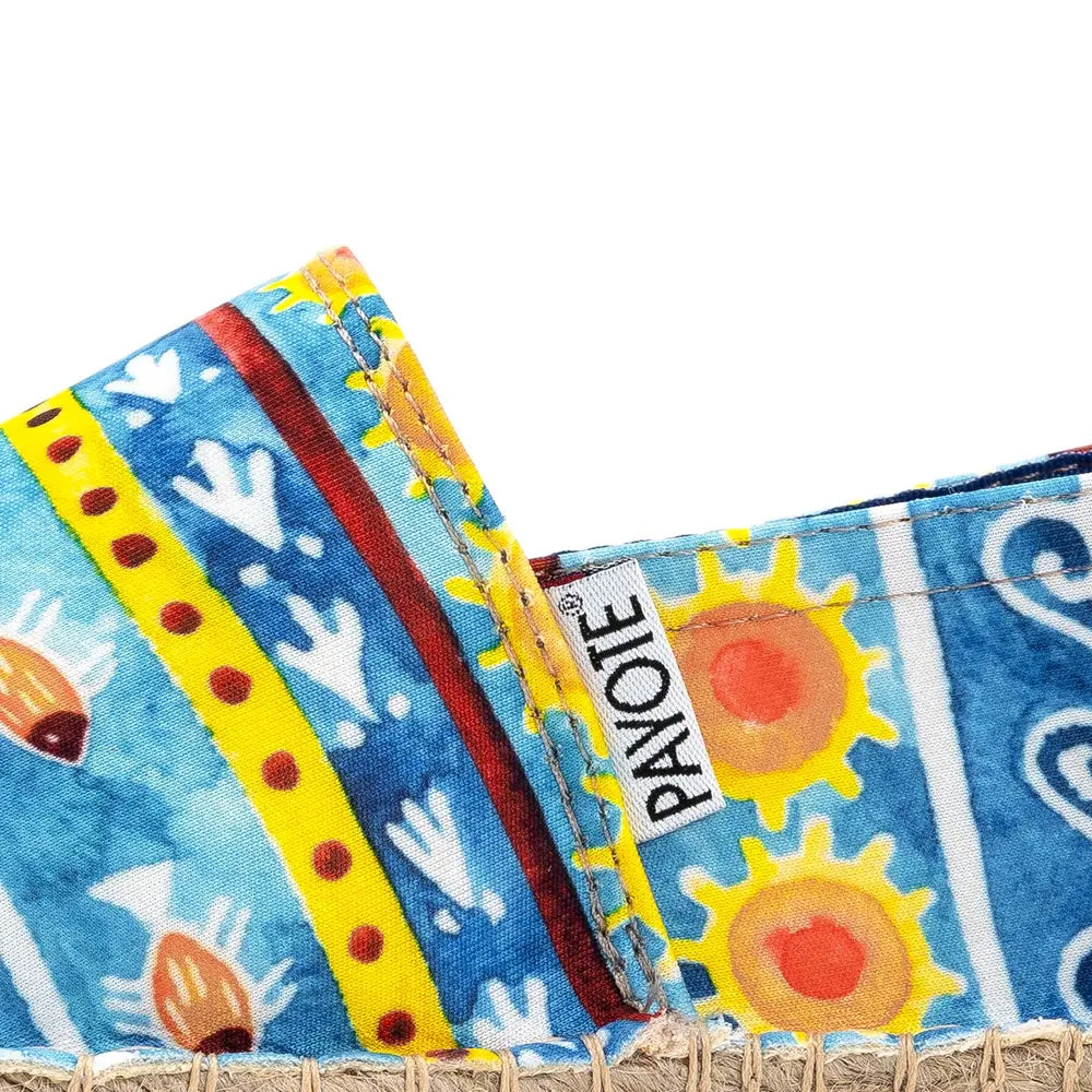 Zoom sur l'espadrille bleu à motifs soleil