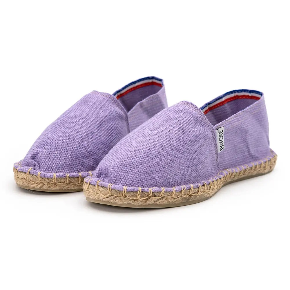 Vue de la paire complète d'espadrille lilas