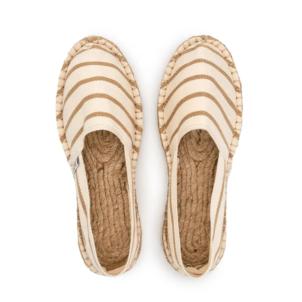 Vue de haut de l'espadrille blanche rayée beige