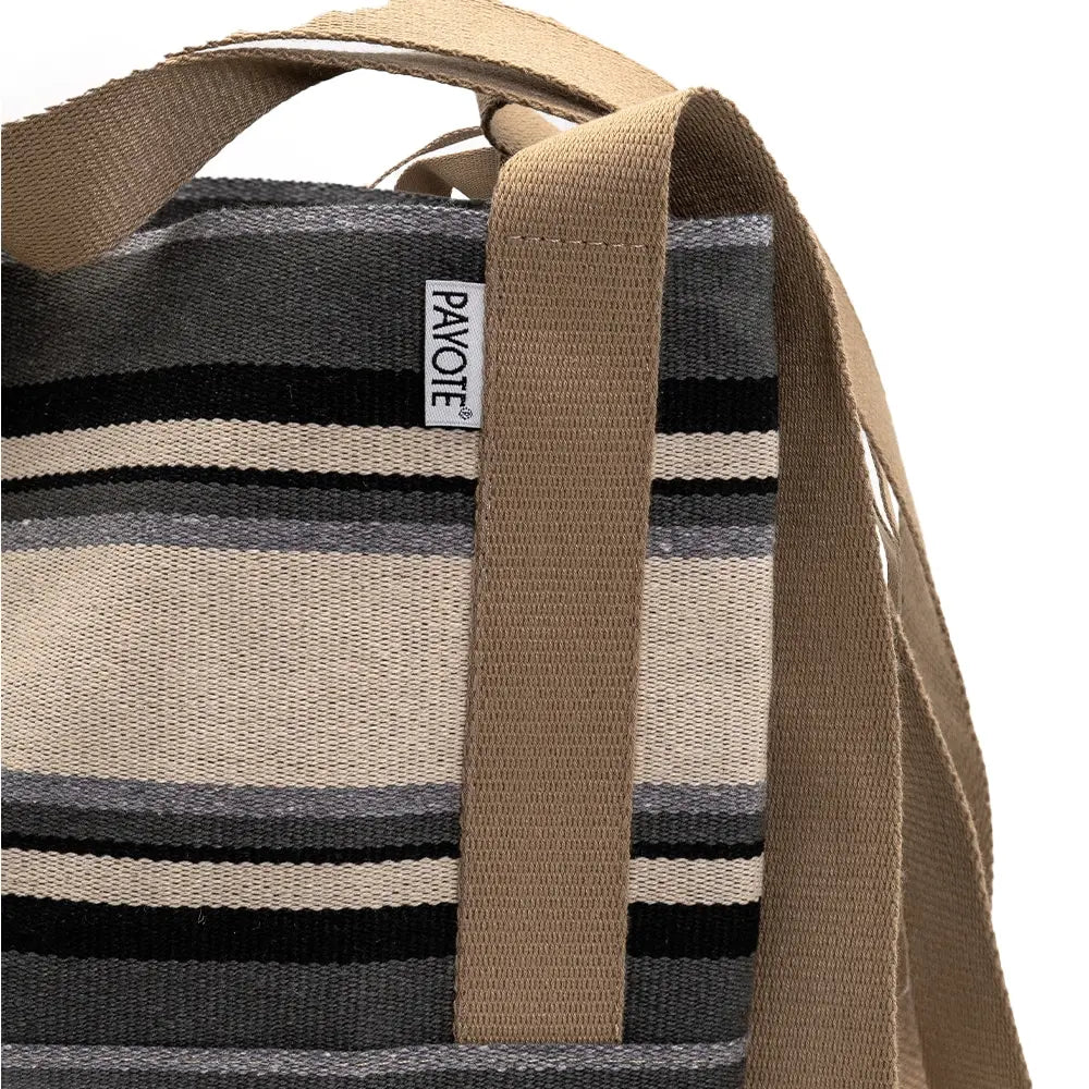 Zoom sur le sac espadrille gris, noir et beige