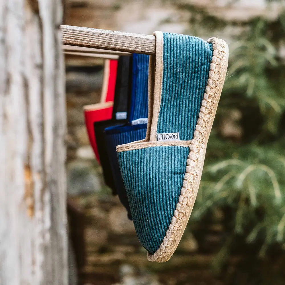 Le chausson en velours côtelé bleu canard est fabriqué en France