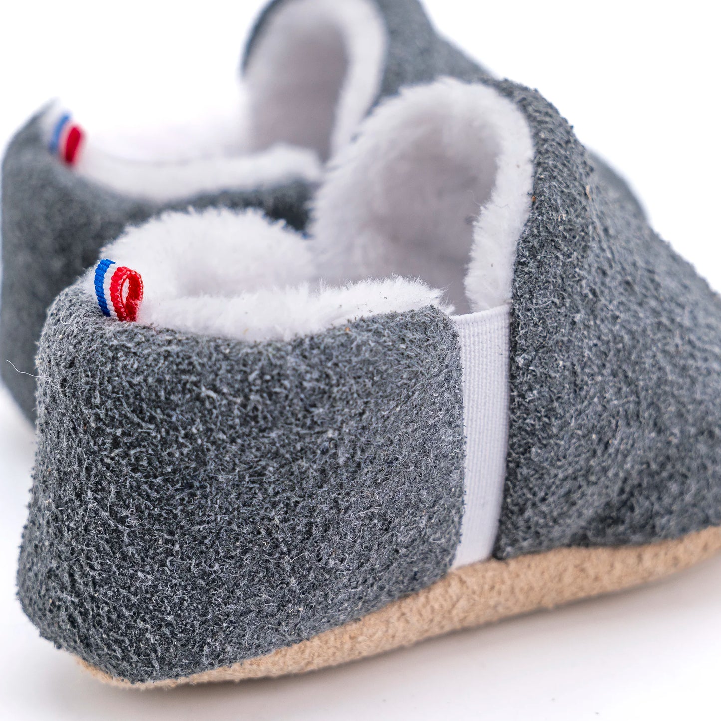 Le chausson fourré offre un bon maintien au pied de bébé