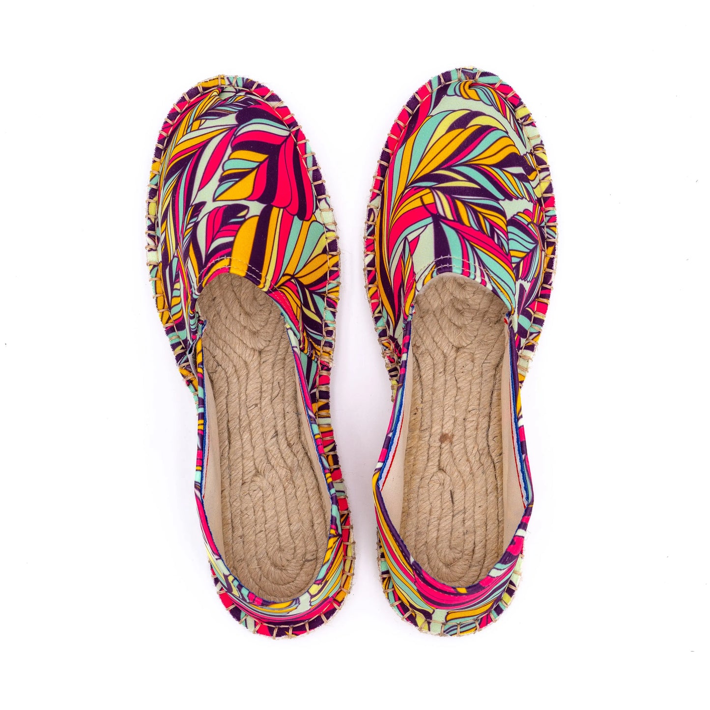 Dessus de l'espadrille à l'imprimé de feuilles multicolores