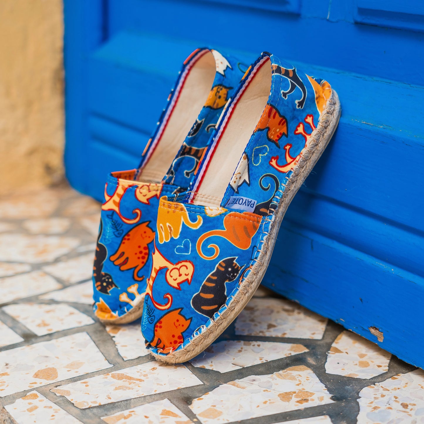 Espadrille bleue à l'imprimé chats