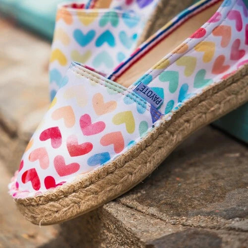 Espadrille imprimée aux motifs de cœurs multicolores