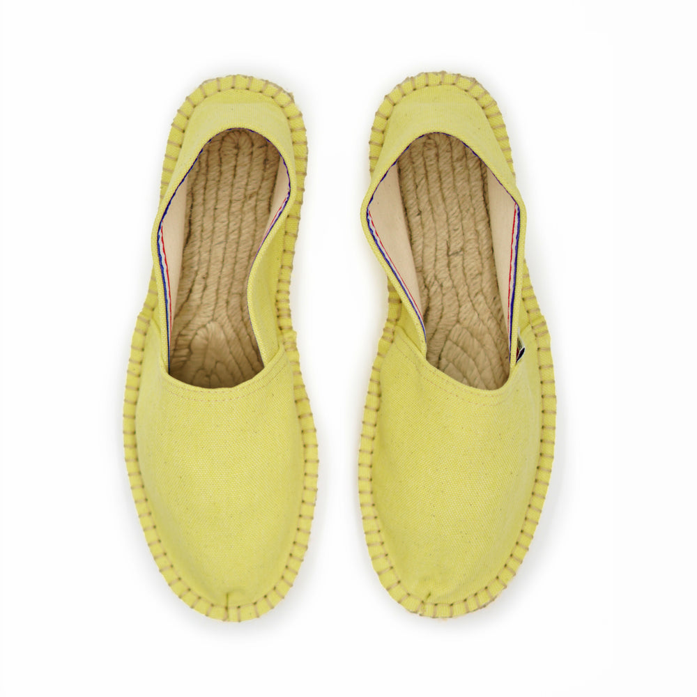 Vue de haut de l'espadrille jaune délavé made in France