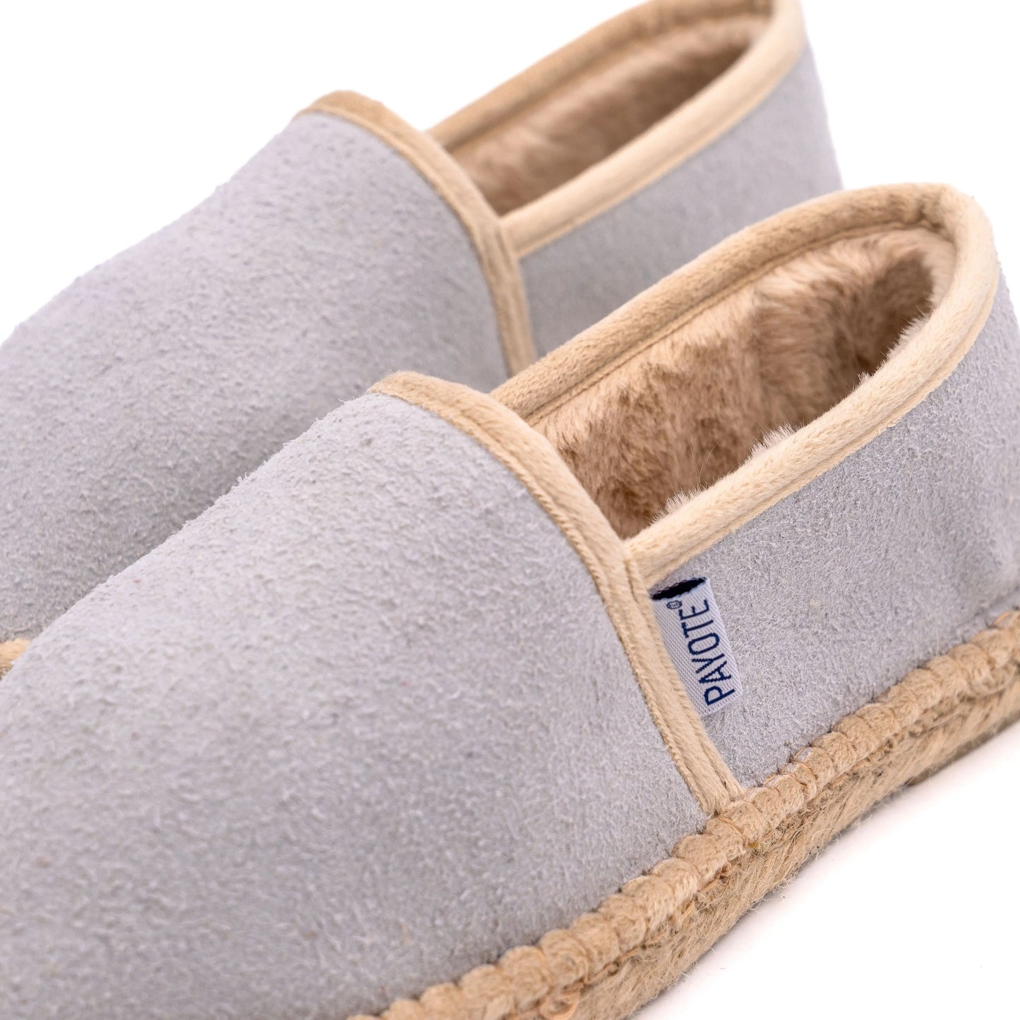 L'espadrille fourrée gris clair est entièrement fourrée en tissu polaire