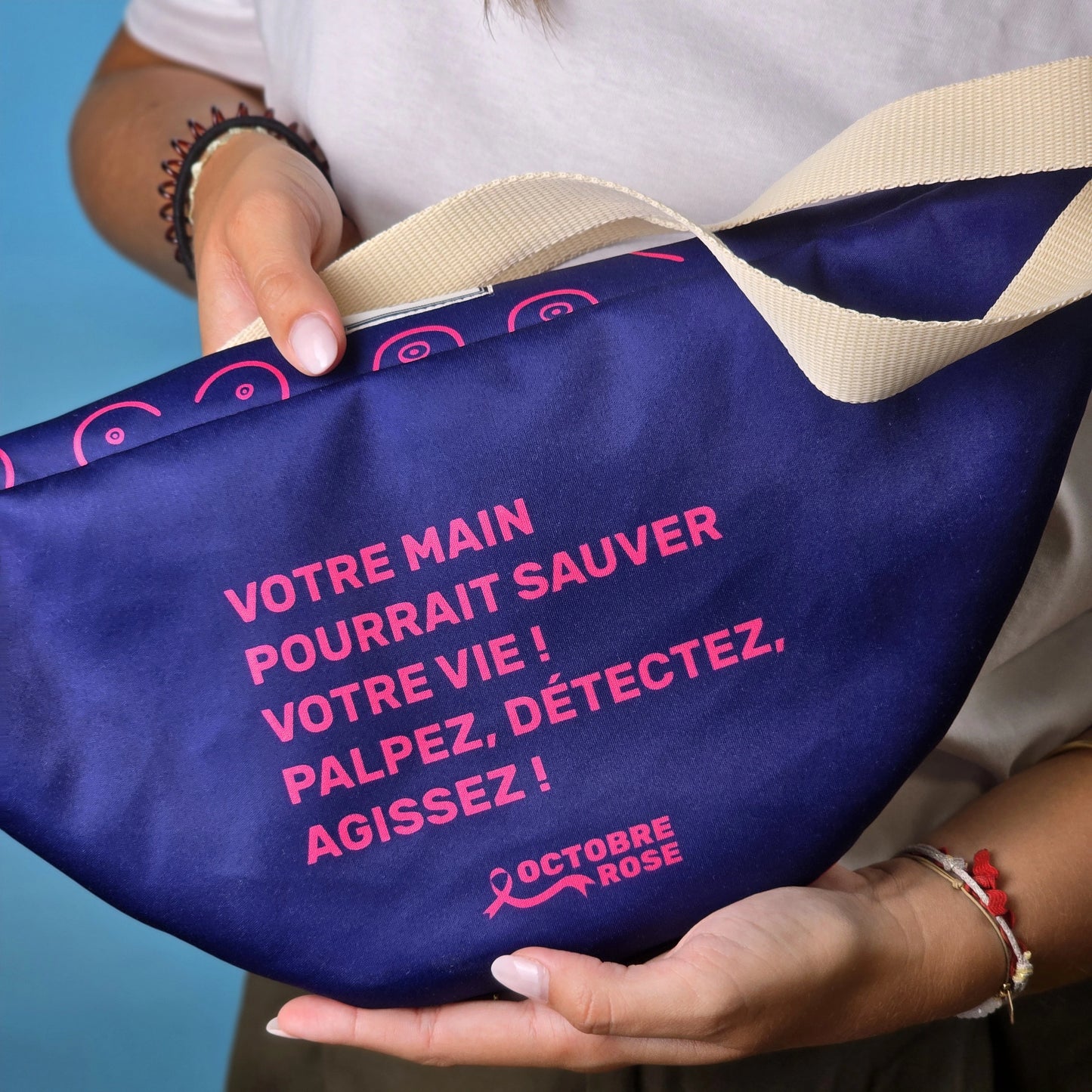 Le sac banane bleu marine partage un message engagé