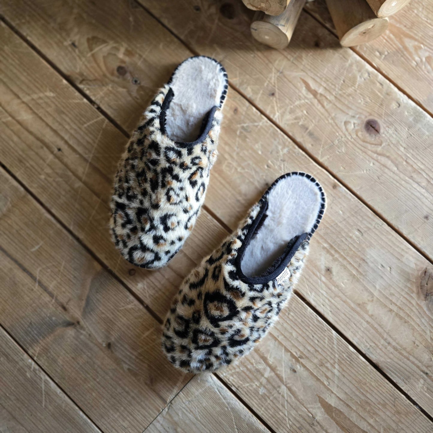 Mule fourrée à l'imprimé léopard