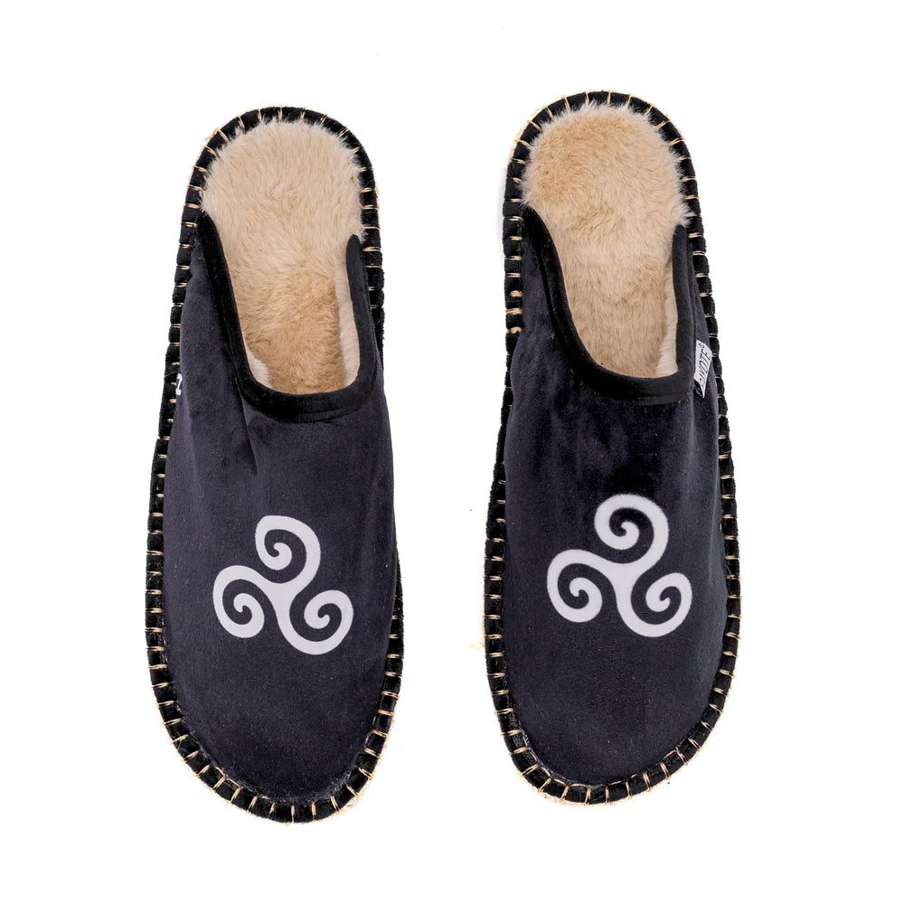 Mule fourrée à l'imprimé Triskel fabriquée en France