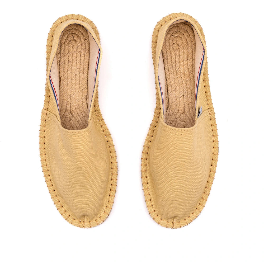 Vue de haut de l'espadrille sable made in France