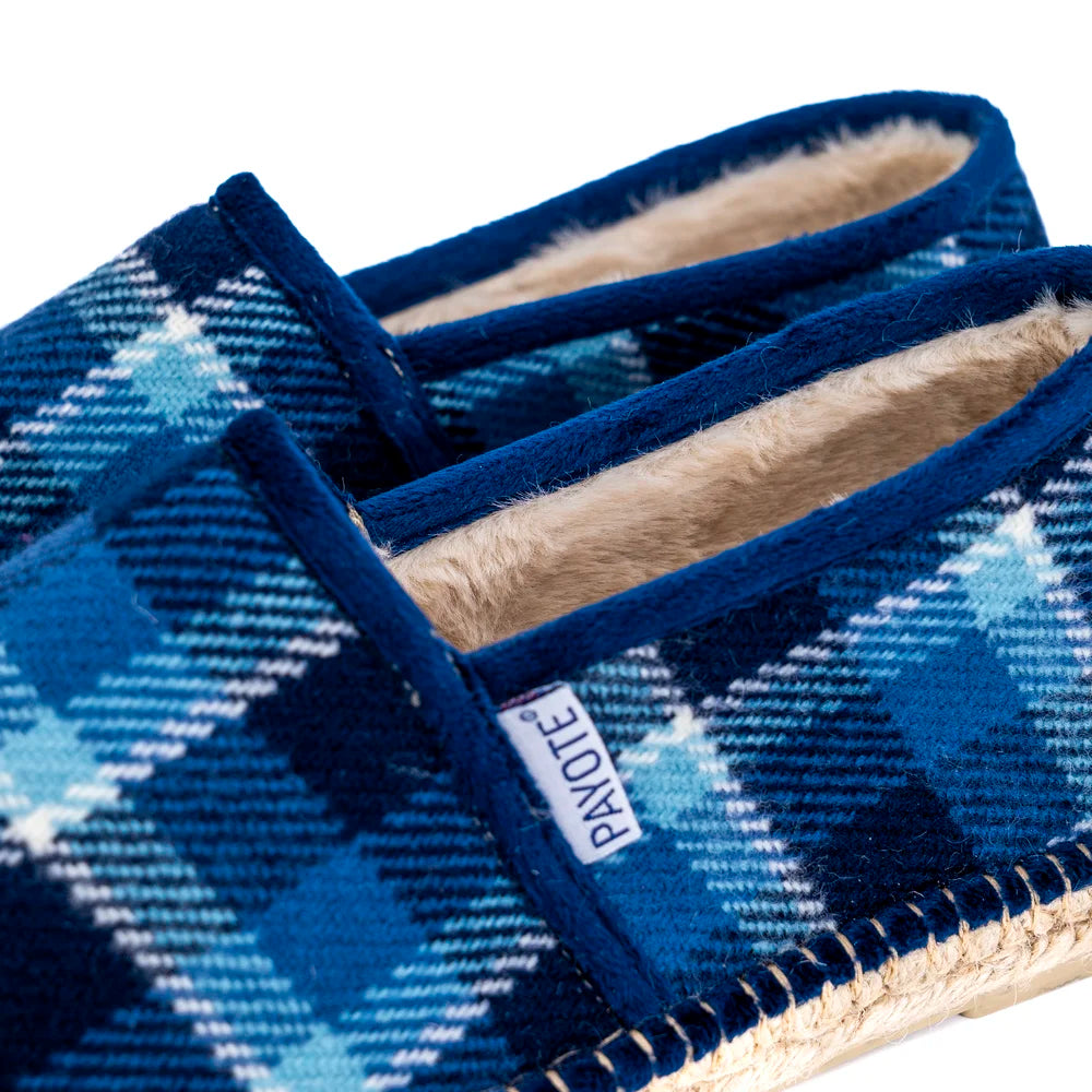 L'intérieur des chaussons bleus à carreaux est fourré