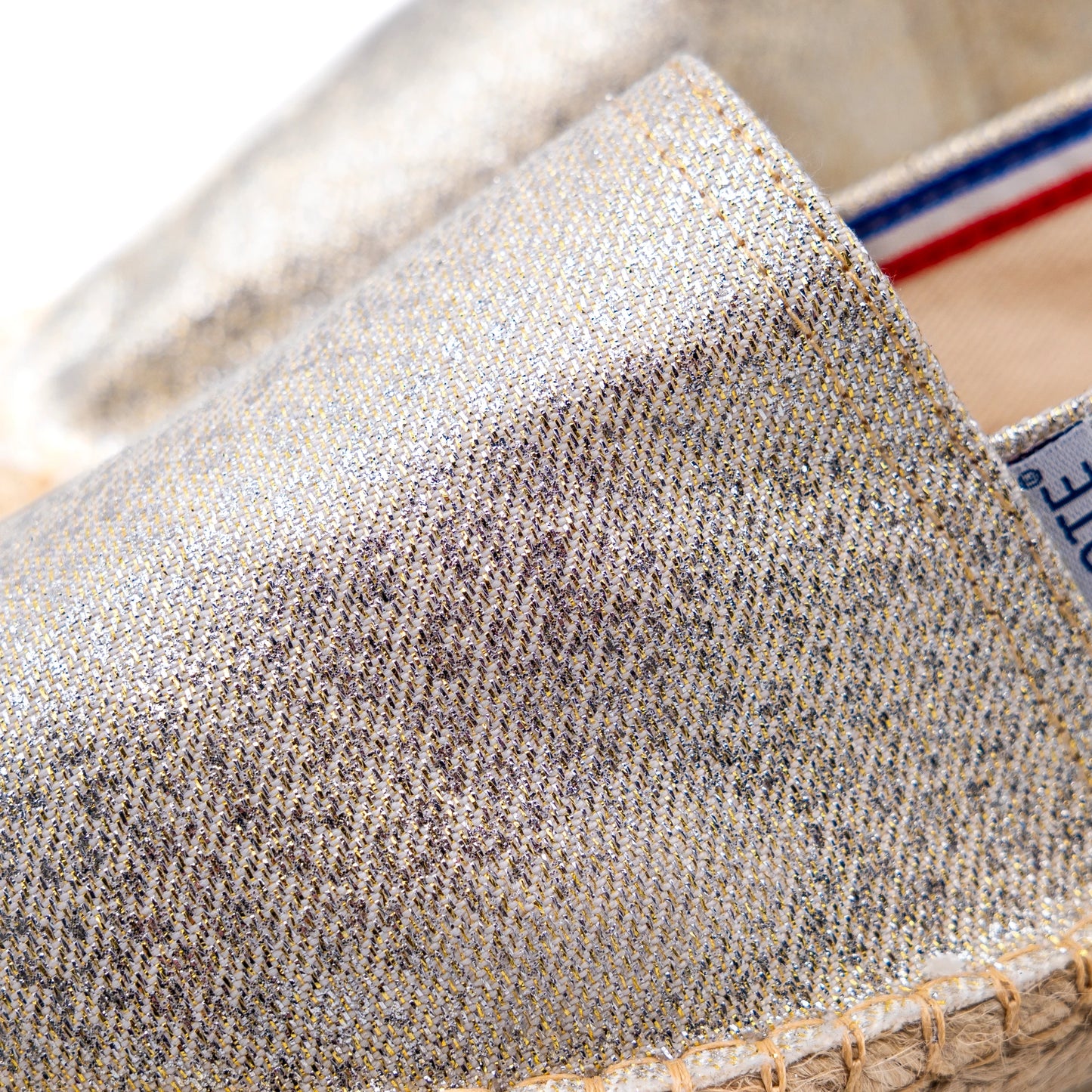 Une toile argentée avec des taches léopard