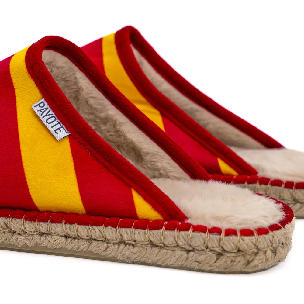 Zoom étiquette mule fourrée à l'imprimé drapeau catalan